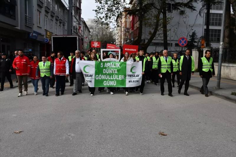 Bilecikdə Könüllülük Həmrəyliyi: Yeşilay və Qızıl Aypara Könüllülər Günü üçün Birgə Yürüş Keçirdi