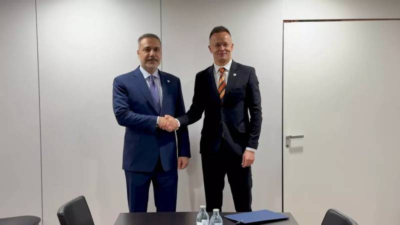 XİN Başçısı Hakan Fidan Macarıstanlı Həmkarı Szijjarto ilə Vyanada Görüşdü