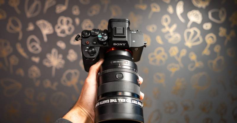 Sony A7 V: Səssiz Çəkiliş Üçün Qismən Yığılmış Sensorla Təchiz Edilmiş Yeni Kamera