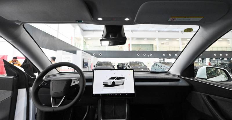 İlon Maskın ziddiyyətli açıqlaması: Tesla sürücüləri sükan arxasında mesaj yaza bilərlər? <strong>Ciddi Xəbərdarlıq</strong>