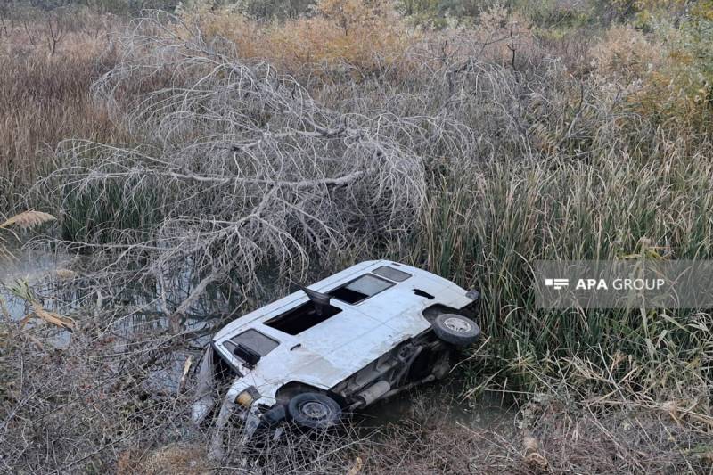 Şəmkirdə mikroavtobus su kanalına aşıb: 6 nəfər xəsarət alıb - FOTO
