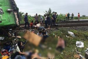 Tailandda lokomotiv turistləri daşıyan sərnişin qatarına çırpılıb Xəbər şəkili