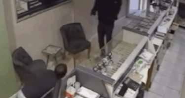 Qızıl mağazasından 170 bilərzik oğurladı - FOTO