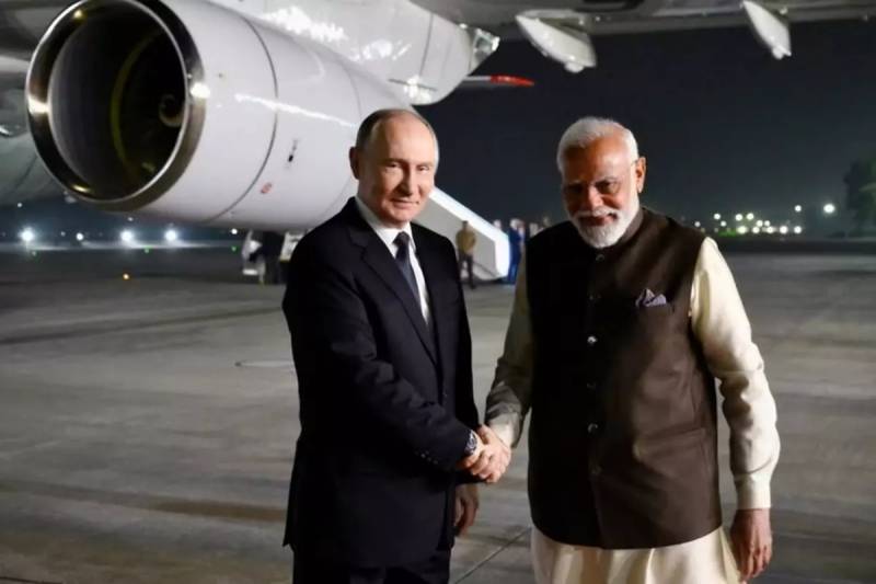 Vladimir Putinin Hindistan Səfəri: Modi Təyyarə Pilləkənlərində Qarşıladı, 20 Mindən Çox İnsan Uçuşu İzlədi