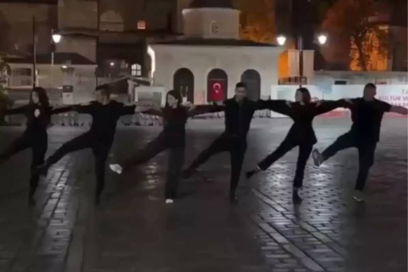 Ayasofya Məscidinin Qarşısındakı Sirtaki Rəqsi Sosial Şəbəkələri Alova Atdı Xəbər şəkili