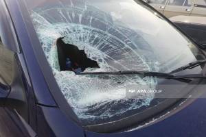 Gəncədə avtomobil ağaca çırpılıb, xəsarət alanlar var