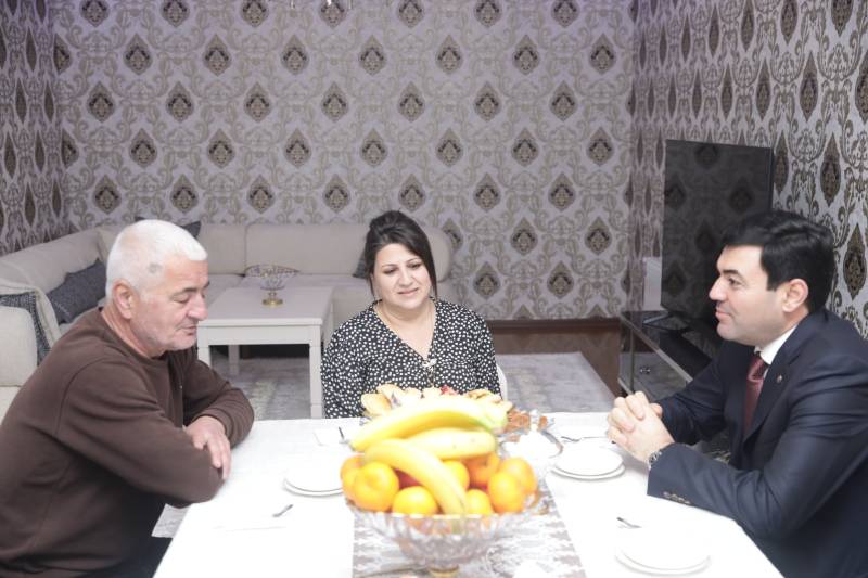 İcra başçısı şəhid Riyad Əliyarovun ailəsini ziyarət edib (FOTO)