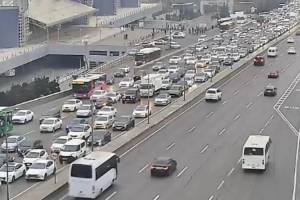 Bakının bir sıra yollarında nəqliyyatın sıxlığı yaranıb Xəbər şəkili