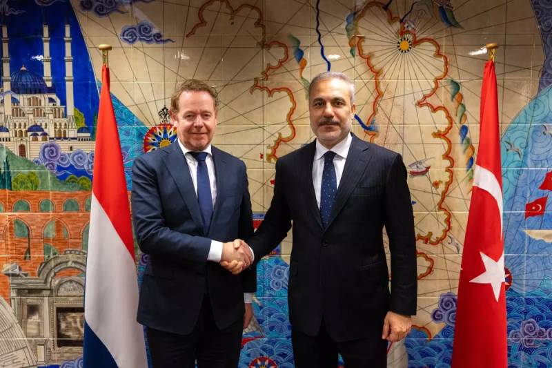 XİN Hakan Fidan NATO Toplantısı Çərçivəsində Niderlandlı Həmkarı David van Weel ilə Görüşdü