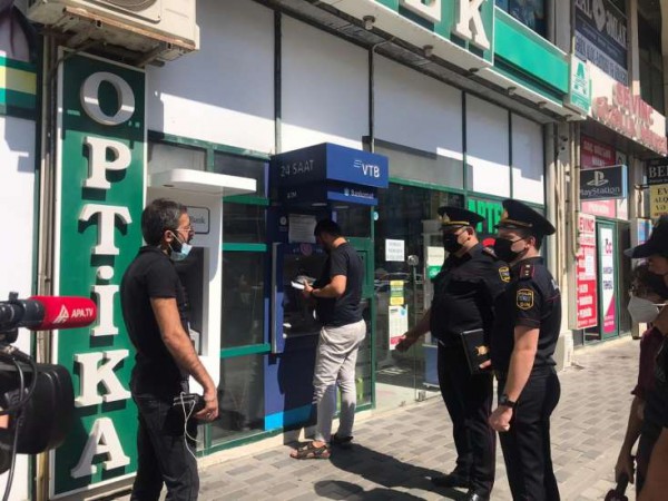 Bakı polisi maskalarla bağlı hərəkətə ke&ccedil;di - 