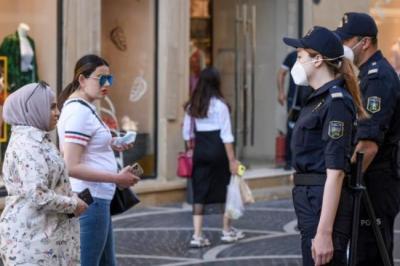 Bakıda polis karantin rejimini pozanları cərimələyir Xəbər şəkili