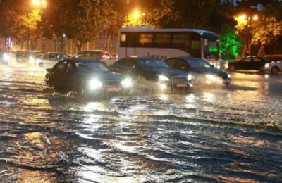 Bakıda apteki sel suları basdı:  Xəbər şəkili