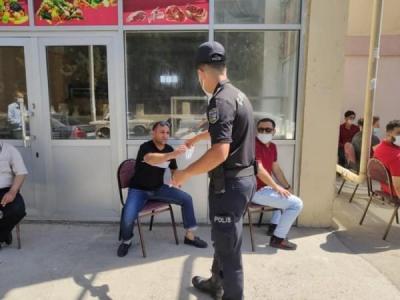 Polis n&ouml;vbədə duranlara maska payladı Xəbər şəkili